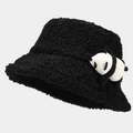 Dettaglio ravvicinato di un cappello da pescatore in pile nero con un piccolo panda decorativo - M (56-58cm) / Nero