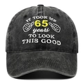 Detalle del bordado del 65 cumpleaños en algodón lavado vintage de una gorra gris - Negro Lavado 65 Años