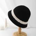 Primer plano de un gorro de punto negro y beige en un soporte para sombreros de madera - 55-59CM / Negro + Rayas Beige