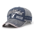 Détail de la casquette vintage bleue avec broderie BlackRebel et finitions usées - Bleu Foncé Avec Gris (D)