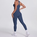 Detail eines dunkelblauen Sport-BHs mit Racerback und Yoga-Leggings an einem Model - S / Marineblau