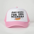 Détail de casquette trucker rose et blanc avec texte Just Here For The Wieners et hot-dog - Rose