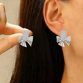 Zilveren strik oorknoppen met sprankelende zirkonia voor een elegante vintage look - Dikke Wit K Volledige Strass Strik (K-375)