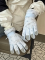 Dettaglio guanti da sci blu con stampa coniglietto, punte rinforzate e cinturino velcro - Bianco