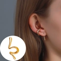 Ear cuff minimalista dorato con forma fluida per orecchie senza buco sul modello - Oro KC 12275