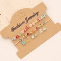 Boho-Armband-Set mit bunten Natursteinen und handgewebten Kristallen auf Präsentationskarte - Mehrfarbig