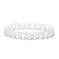 Bracciale di perline in pietra di luna opaca con riflessi iridescenti su fondo bianco - Bianco
