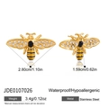 Pendientes de abeja de acero dorado con cristales blancos y rayas negras en relieve - Pendientes de Botón Abeja (JDE0107026)