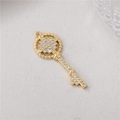 Vue macro détaillée d'un pendentif clé dorée serti de zircons brillants de style rétro - Pendentif Clé en Zircone Micro-Pavé (H-0549)