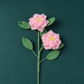 Handgefertigter Häkelstrauß mit rosa Rosen, gelben Staubblättern und grünen Blättern im Set - Rosa Gardenienzweig