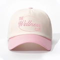 Dettaglio del logo The Wellness Club ricamato su berretto in cotone crema e rosa - Taglia unica / Bianco Sporco e Rosa