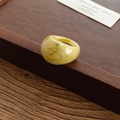 Dettaglio anello bombato in resina con trama marmorizzata gialla e bianca su legno - Marmo Giallo e Bianco / Verde