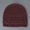 Elegante gorro de ganchillo tejido a mano para mujer en lino burdeos, diseño calado - M (56-58cm) / Rojo Púrpura