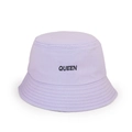 Dettaglio del cappello a secchiello in cotone viola chiaro con ricamo nero Queen ricamato - M (56-58cm) / Viola
