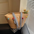 Handgewebte Stroh-Tote-Bag mit blau gestreiftem Griff und bunten Bommelanhängern - Khaki