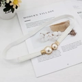 Elegante cintura intrecciata bianca da donna con fibbia a doppia perla dorata su rivista - Stile Semplice / Bianco Perla