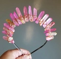 Dettaglio dei cristalli di quarzo rosa e arancio avvolti in filo dorato su un cerchietto - Rosa Arancio + Filo Dorato Cerchietto Argento