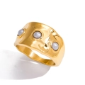 Dettaglio di un anello dorato con texture e tre eleganti perle grigie in primo piano - Oro 18K Martellato Con Perle Grigie (JDR0107023-7)