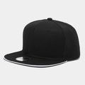 Vue détaillée de la casquette snapback noire avec bordure blanche et sticker argenté - Noir et Blanc