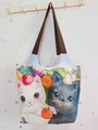 Detail der Canvas-Einkaufstasche mit gestickten Katzenmotiven und einem großen orangefarbenen Knopf - Stil 24-Beige Katzen Früchte