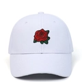 Casquette de baseball en coton blanc avec broderie élégante de rose rouge sur le devant - Blanc
