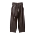 Makro-Detail der dunkelbraunen Kunstlederhose mit weitem Bein und elastischem Bund - S / Unterteile / Braun