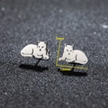 Macro di orecchini a lobo a forma di gatto argento con misure 7mm x 12mm su fondo nero - Forma Gato (474) / Color Acciaio