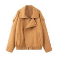 Detalle de chaqueta bomber de ante color camello con cremallera metálica y cinturón bajo - XS / Caqui