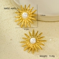 Vista detallada de los pendientes de perlas de girasol con medidas 3,9cm x 3,7cm y peso - Estilo Perla Dorada (NMSE-A843-1)