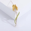 Broche tulipe élégante en émail blanc et feuilles vertes sur un podium blanc - Jaune