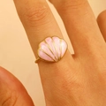 Anello attorcigliato placcato oro con smalto a conchiglia rosa in stile marino - Conchiglia Rosa (3429) / 1 Pezzo