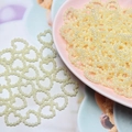 Dettaglio di perle a forma di cuore color crema per fai-da-te e decorazione unghie - Giallo