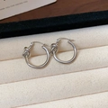 Orecchini a cerchio minimalisti in argento con nodo lucido e design annodato unico - Argento