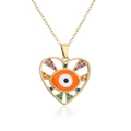 Detailopname van de gouden hartvormige hanger met kleurrijke zirkoon boze oog en edelstenen - Oranje Evil Eye Hart Hanger / Oranje