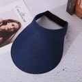Detail eines dunkelblauen Stroh-Visors mit verstellbarem Elastikband und Metallschnalle - Marineblau