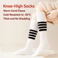 Dicke Overknee-Socken aus Korallenfleece mit schwarzen Streifen für Wärme im Winter - Einheitsgröße / Weiß