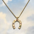 Gouden hoefijzer ketting met kleurrijke zirkonia en ster maan hangers op blauwe hemel - Hoefijzer Hanger / Goud U-vorm