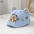 Dettaglio del berretto da neonato azzurro con orecchie 3D e toppa a forma di orso - 50cm (1-3 Anni) / Blu