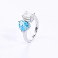 S925 zilveren ring met blauwe hartvormige edelsteen en heldere rechthoekige moissanit - HK Maat 9-11 / Blauw + Wit