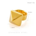 Dettaglio dell'anello a piramide quadrata in acciaio dorato con dimensioni e peso 12g - Stile Piramide Quadrata Dorata (KR35155-K)