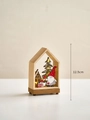 Escena de madera navideña de 12,5cm con Papá Noel y luces LED de ambiente cálido - Casa de Madera Papá Noel con Regalo