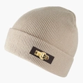 Détail d'un bonnet en tricot beige avec écusson en cuir et boucle dorée gravée 1999 - L(58-60cm) / Beige