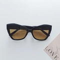 Retro-Cat-Eye-Sonnenbrille mit schwarzem Glanzrahmen und bernsteinfarbenen Gläsern - Dunkelbraun