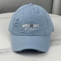 Nahaufnahme der Malinsky Bestickung und Distressed-Details auf der hellblauen Baseballkappe - Blau
