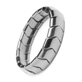 Hämatit-Terahertz-Ring mit einer modernen geometrischen V-förmigen Schuppentextur - V-Form