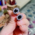 Vue macro de boucles d'oreilles halo en argent avec pierre noire ovale et zircons blancs - Stud boucles d'oreilles / Noir