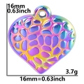 Detailansicht der 16x16mm Abmessungen eines regenbogenfarbenen Herzanhängers - Regenbogen