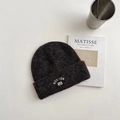 Dettaglio del berretto in misto lana con ricamo bianco BOSTON 23 in marrone scuro - 3-8 Anni / caffè