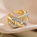 Elegante anello aperto geometrico bicolore con zirconi cubici su sfondo di seta beige - Aperto Regolabile / Stile Catena Bicolore (14606)