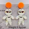Detalle de pendientes de momia de Halloween en acrílico mostrando la longitud de 6,5 cm - Momia